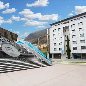 Yomo Mola Park מלון
